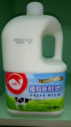 大潤發4公升鮮乳 外包裝